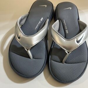 Nike Women's Ulytra comfort 3 Thong Flip Flop Sandals Size 9 Memory Foam Silver